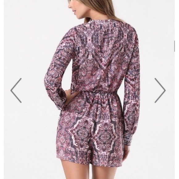 ๐ธBEBE๐ธ NWT PRINT TIE NECK ROMPER๐ธ - Picture 4 of 8